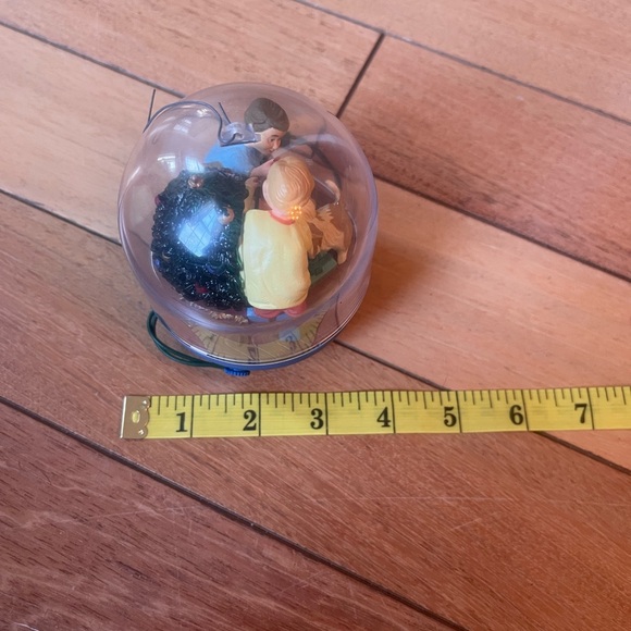 1995 Hallmark Hot Wheels Light-Up Ornament – Works! Kids & Dog Scene – Plug-In - Picture 6 of 7